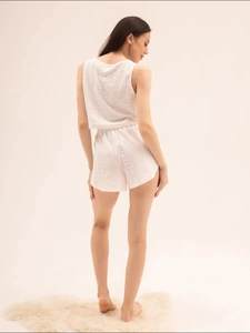 Détail de la broderie anglaise blanche sur l'ensemble débardeur et short de nuit