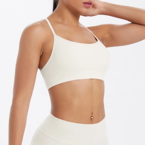 Détail des bretelles croisées sur la brassière de yoga blanc crème en tissu sans couture