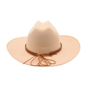 Détail d'un chapeau en feutre beige avec un bandeau en cuir marron foncé et un gland