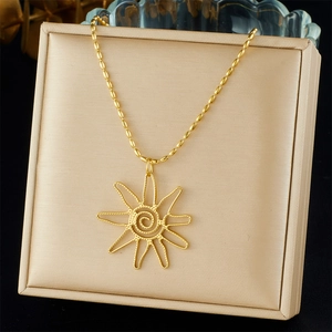 Collar minimalista de acero inoxidable dorado con colgante de sol en cadena de cuentas