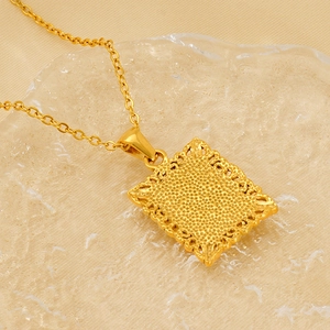 Collier vintage plaqué or 18K avec pendentif lettre carré ajouré et détails embossés