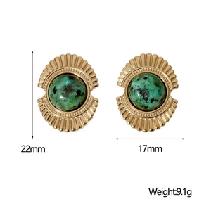 Detailansicht der 18K vergoldeten Vintage-Ohrringe mit grünem Naturstein, 22mm Höhe