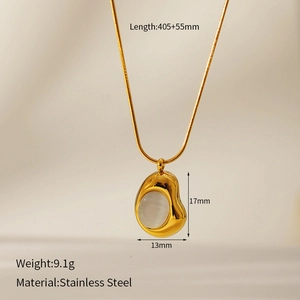 Détail du collier en acier inoxydable doré avec pendentif en pierre oeil de chat