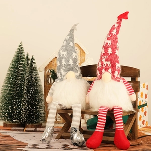 Paire de gnomes de Noël lumineux avec jambes pendantes sur banc pour décor de fête