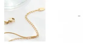 Gros plan du bracelet double couche en or 18 carats avec fermoir mousqueton