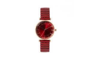 Détail du cadran rouge soleil avec cristaux et boîtier de montre en or rose