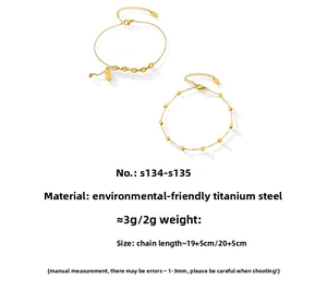 Détail de l'ensemble de bracelets de cheville en acier titane doré avec perles cubes