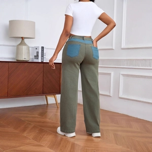 Jean large femme vert armée avec empiècements contrastés en denim bleu et taille haute