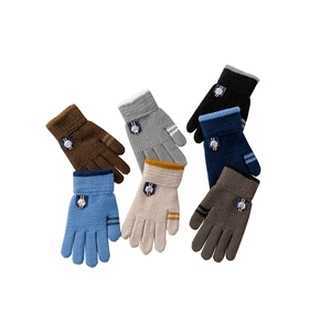 Détail de six paires de gants tricotés pour enfants en plusieurs coloris d'hiver