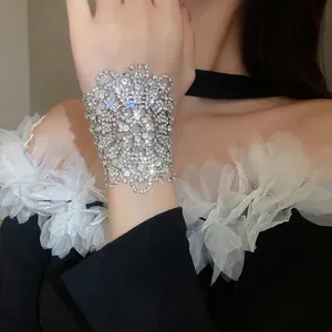 Luxuriöser funkelnder Strass-Blumenarmreif silbernes Armband für elegante Damen