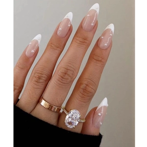 Uñas postizas almendradas blancas francesas con perlas elegantes para un look clásico
