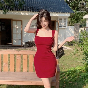 Detail of burgundy square neck sleeveless dress with high elasticity knitted fabric