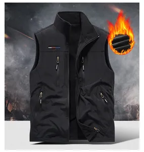 Detail der Outdoor-Weste mit Stehkragen, Fleece-Futter und Reißverschlusstaschen
