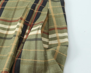 Détail de la poche latérale d'un pantalon en lin à carreaux verts rétro