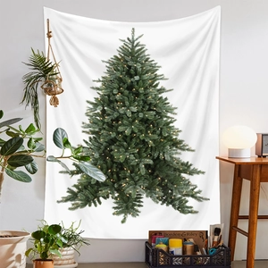 Dettaglio dell'arazzo con albero di Natale e luci in un ambiente accogliente