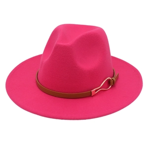 Détail du chapeau fedora en feutre rose avec ceinture en cuir marron et boucle dorée