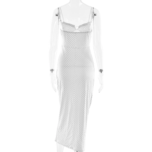 Λεπτομέρεια από λευκό bodycon μάξι φόρεμα με μαύρα πουά και σχέδιο μπούστο κορσέ