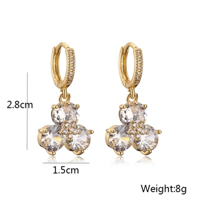 Dettaglio orecchini a fiore placcati oro 18k con cristalli di zirconia cubica chiari