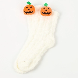 Detail von weißen Plüsch-Korallenfleece-Socken mit 3D-Kürbis-Dekor für die Feiertage