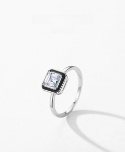 Détail d'une bague en argent 925 avec zircon carré et bordure en émail noir élégante