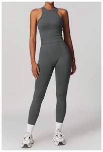 Détail du tissu extensible gris foncé sans couture et du design dos nageur de l'ensemble yoga