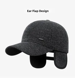 Gedetailleerd zijaanzicht van donkergrijze winterpet met oorkleppen en sportlogo