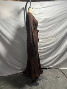 Détails du tissu jacquard texturé et de la ceinture sur une robe sirène marron élégante
