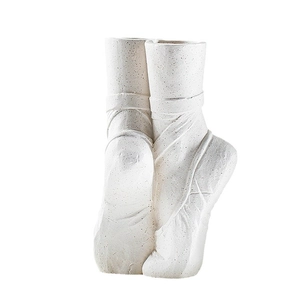 Moderne weiße Keramikvase im Ballettschuh Design mit Punkttextur für die Tischdeko