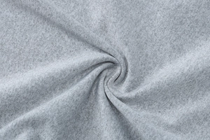 Vista dettagliata che mostra la morbida trama in maglia grigia del tessuto del completo estivo