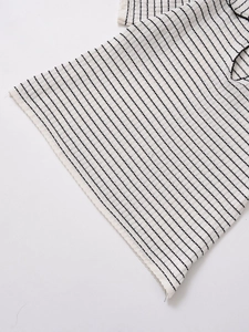 Gros plan du haut en tricot à rayures noires et blanches montrant les détails des coutures
