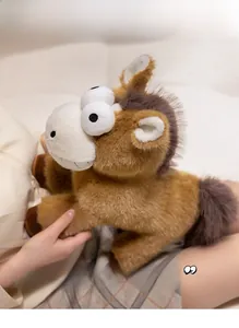 Poney en peluche marron drôle avec de grands yeux et détails de crinière douce
