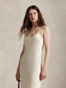 Robe longue élégante en satin champagne sans manches avec fines bretelles ajustée