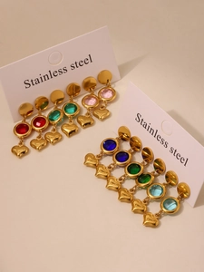 Primer plano de dijes de corazón en cristal checo en pendientes de acero bañados en oro 18K