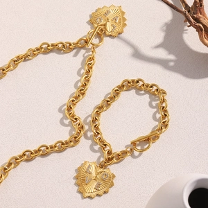 Détail d'un ensemble de chaînes à maillons O plaqué or 18 carats avec pendentif LOVE