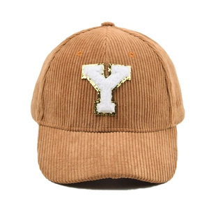 Detailansicht einer braunen Cord-Baseballkappe mit weißem Buchstaben-Y-Patch