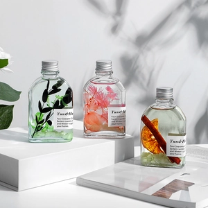 Diffuseurs d'arôme lumineux avec fleurs séchées et huiles essentielles en flacons verre