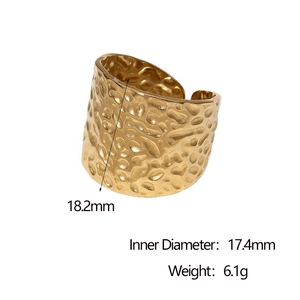 Bague ouverte large martelée en acier inoxydable plaqué or 18k avec dimensions