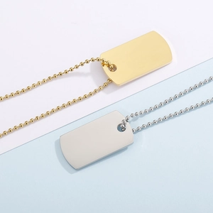 Dettaglio di pendenti rettangolari in acciaio inossidabile lucido oro e argento con catena
