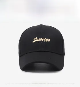Dettaglio del cappellino nero in cotone con ricamo Sunrise SUNSET e visiera curva
