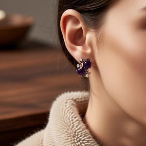 Exquisite Nahaufnahme von Vintage-Ohrringen mit lila Perlen und glänzenden Diamanten.