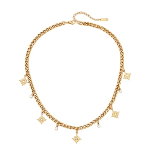 Collier à maillons dorés avec breloques étoiles et strass brillants sur fond blanc