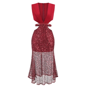 Robe de soirée élégante bordeaux à sequins avec décolleté plongeant et découpes à la taille