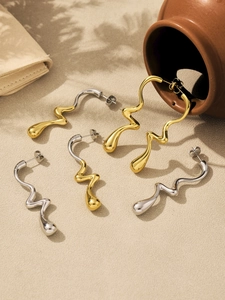 Vue détaillée des boucles d'oreilles goutte d'eau en finitions or, argent et bicolore