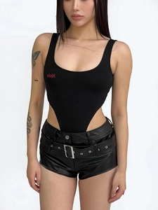 Damen Set aus schwarzem Body und Kunstledershorts mit Gürtel für coolen Street-Style