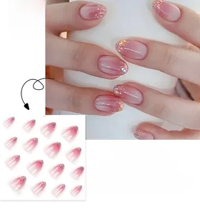 Détail de faux ongles dégradés roses avec paillettes scintillantes et sequins brillants