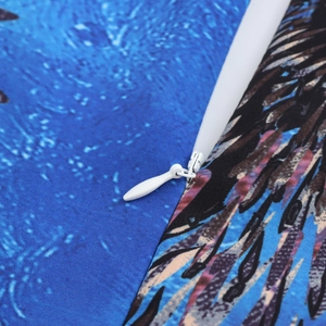 Macro di una chiusura lampo bianca su un abito lungo estivo a fantasia blu mare