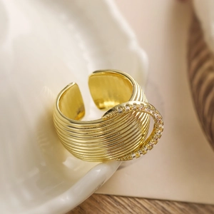 Retro 18K gold plated wide geometric ring with striped texture and zircon accents