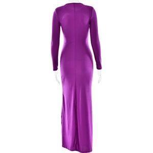 Dettaglio della vista posteriore di questo elegante abito lungo viola aderente con increspatura