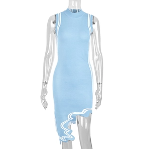 Detalle del vestido de punto azul claro con rayas blancas y dobladillo ondulado asimétrico