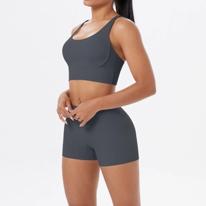 Détail d'un ensemble de yoga gris foncé sans couture avec brassière et short taille haute